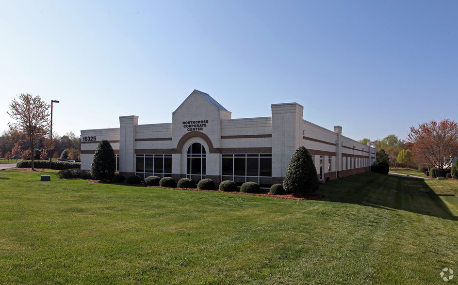 16325 Northcross Dr, Huntersville, NC for lease - Primary Photo - Image 1 of 28