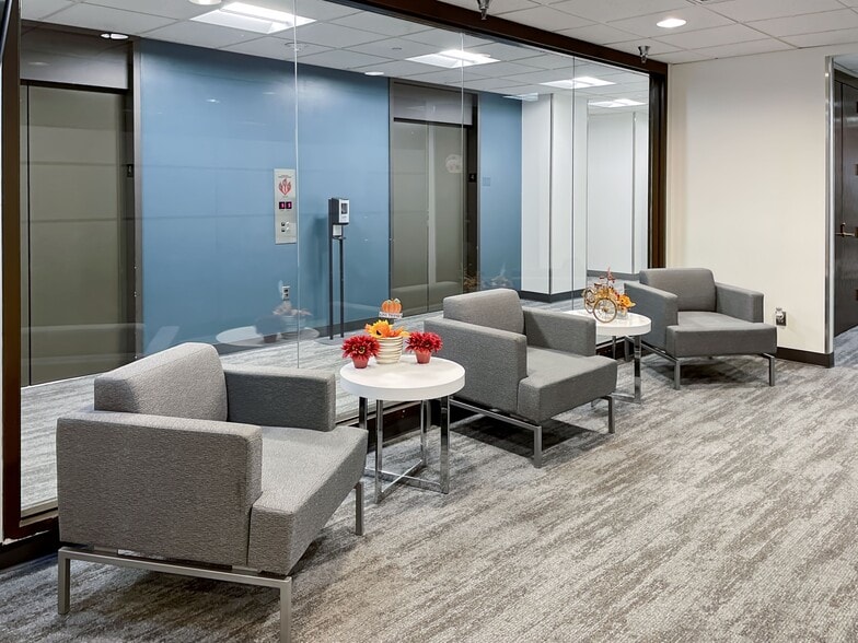 651 Holiday Dr, Pittsburgh, PA for lease - Interior Photo - Image 3 of 12