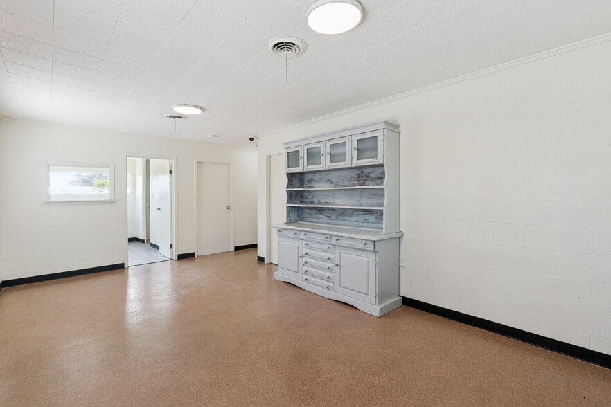 560 Saint John St, Bay Saint Louis, MS for sale - Interior Photo - Image 2 of 9