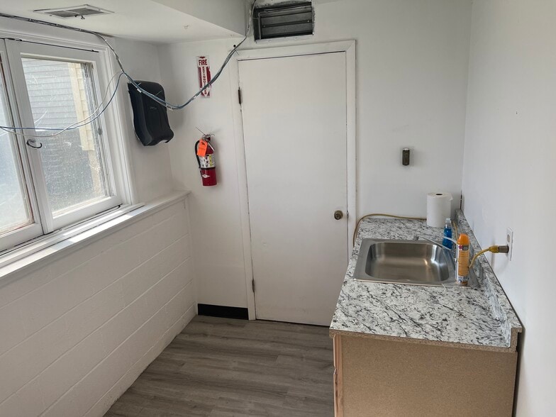 8456 Smokey Hollow Rd, Baldwinsville, NY for sale - Interior Photo - Image 2 of 4