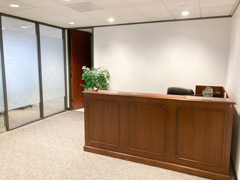 1 Sugar Creek Center Blvd, Sugar Land, TX for lease - Interior Photo - Image 2 of 8