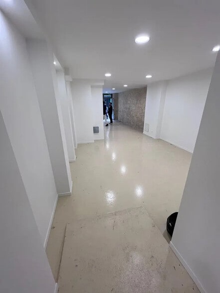 Retail in Paris for lease - Interior Photo - Image 2 of 2