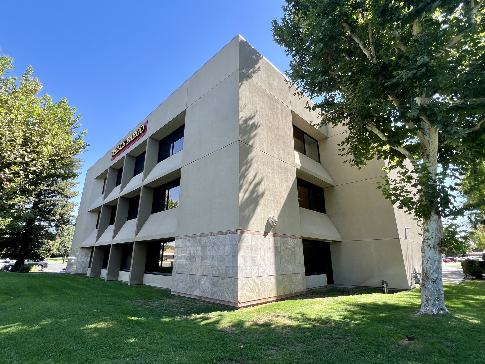 5401 California Ave, Bakersfield, CA for lease Building Photo- Image 1 of 9