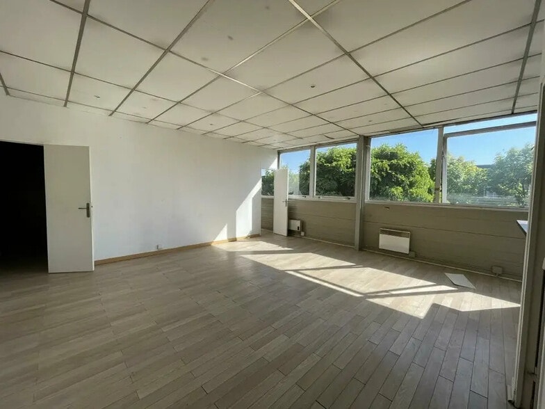 Industrial in Coignières for lease - Interior Photo - Image 3 of 4