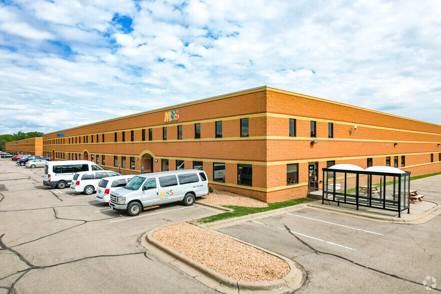 3400 N Granada Ave, Oakdale, MN for lease - Building Photo - Image 2 of 8