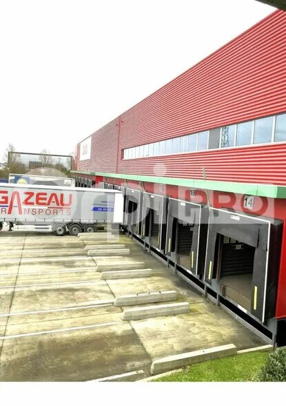 Industrial in Le Coudray-Montceaux for lease - Building Photo - Image 2 of 3