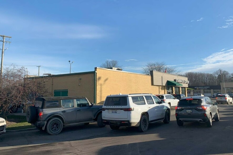 Starbucks and Development Land portfolio of 2 properties for sale on LoopNet.com - Building Photo - Image 3 of 8