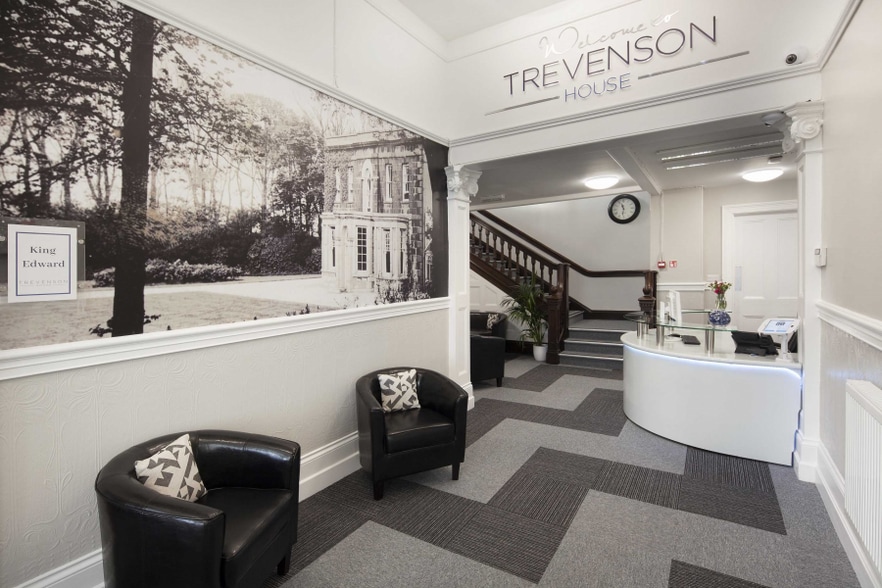 Trevenson Ln, Pool for lease - Interior Photo - Image 2 of 13