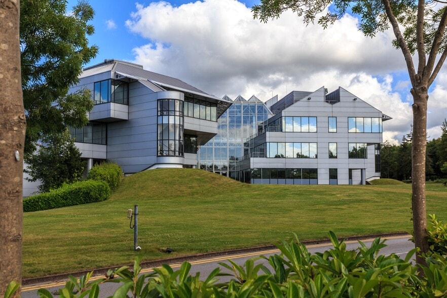 Ermyn Way, Leatherhead for lease - Primary Photo - Image 1 of 11