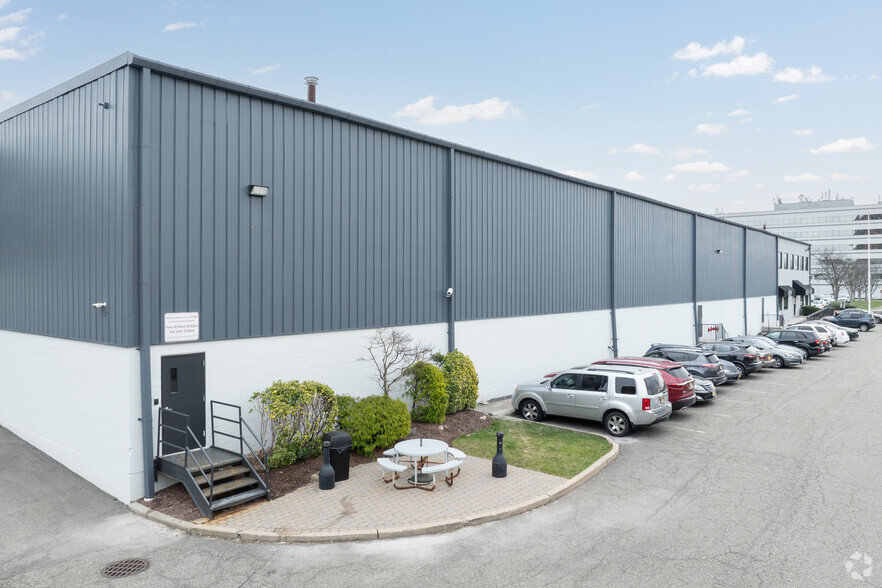 225 Meadowlands Pky, Secaucus, NJ for lease - Building Photo - Image 2 of 5