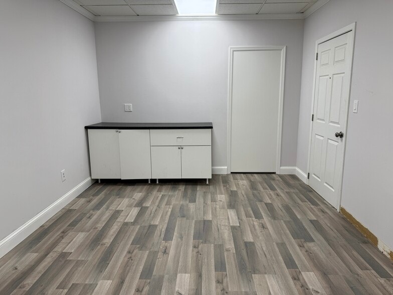 44 Atlantic Ave, Lynbrook, NY for lease - Building Photo - Image 3 of 7