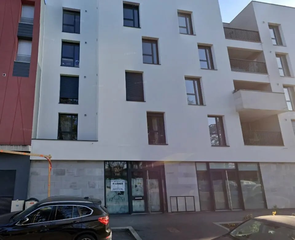 Retail in Décines-Charpieu for lease Building Photo- Image 1 of 10