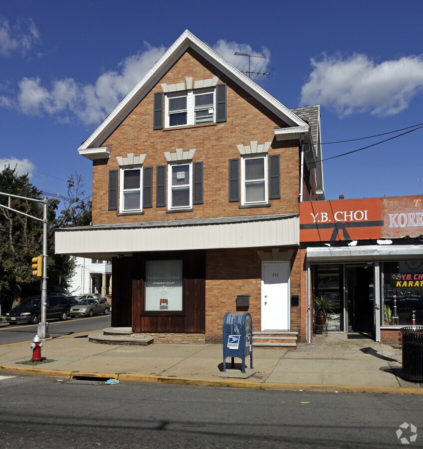 243 Hamilton St, New Brunswick, NJ 08901