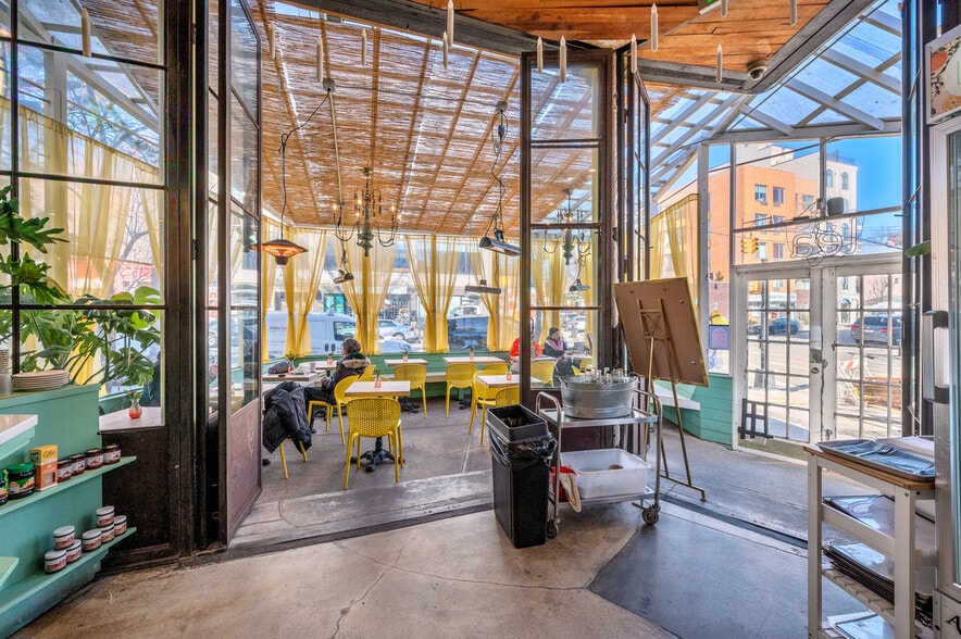 1022 Cortelyou Rd, Brooklyn, NY for lease - Interior Photo - Image 3 of 11