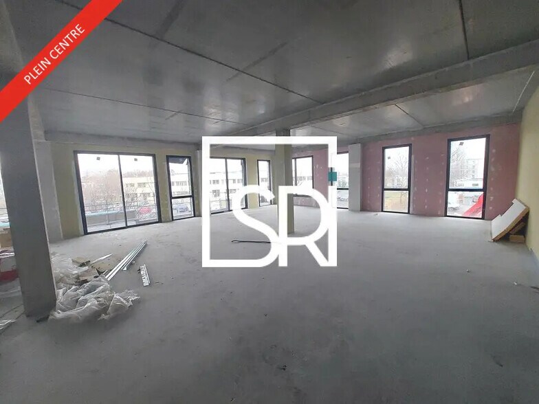 Retail in Clermont-Ferrand for lease - Building Photo - Image 3 of 10