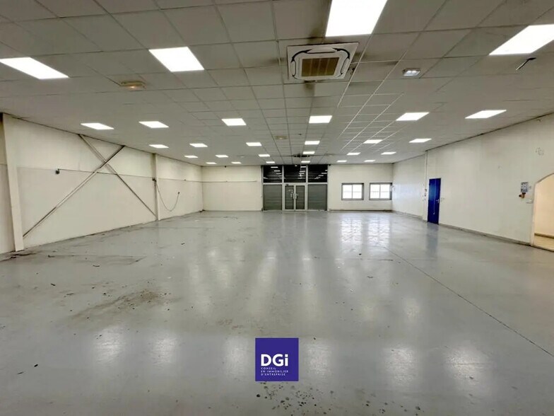 Flex in Nîmes for lease - Interior Photo - Image 3 of 10