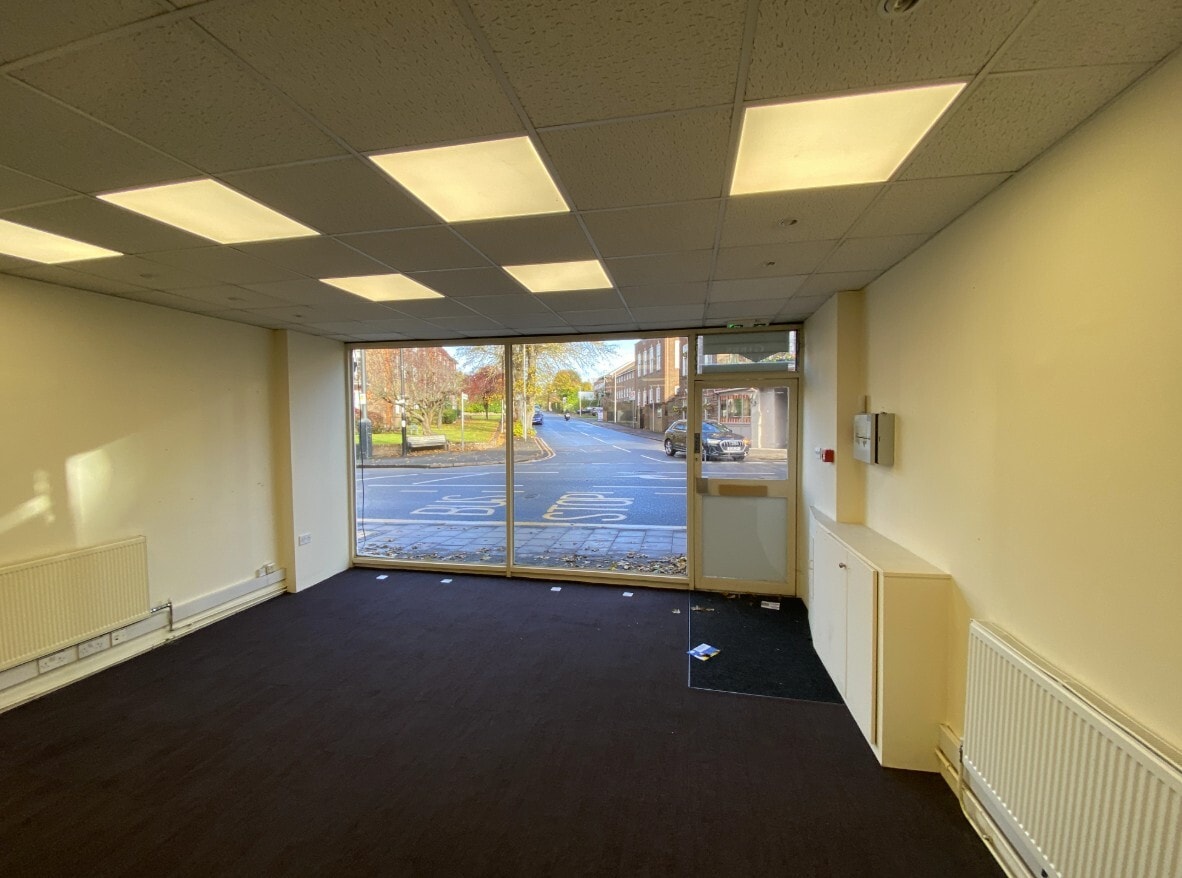 26 Green Ln, Northwood for lease Interior Photo- Image 1 of 4