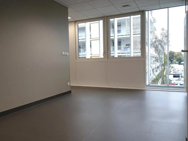 110 4 Rue Germaine Tillion, Saint-Genis-Pouilly for lease - Building Photo - Image 3 of 9