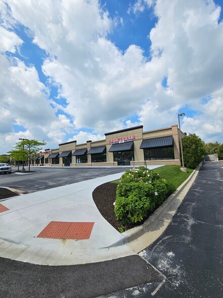 1820-1830 Meadow Ln, Pewaukee, WI for lease - Building Photo - Image 1 of 13