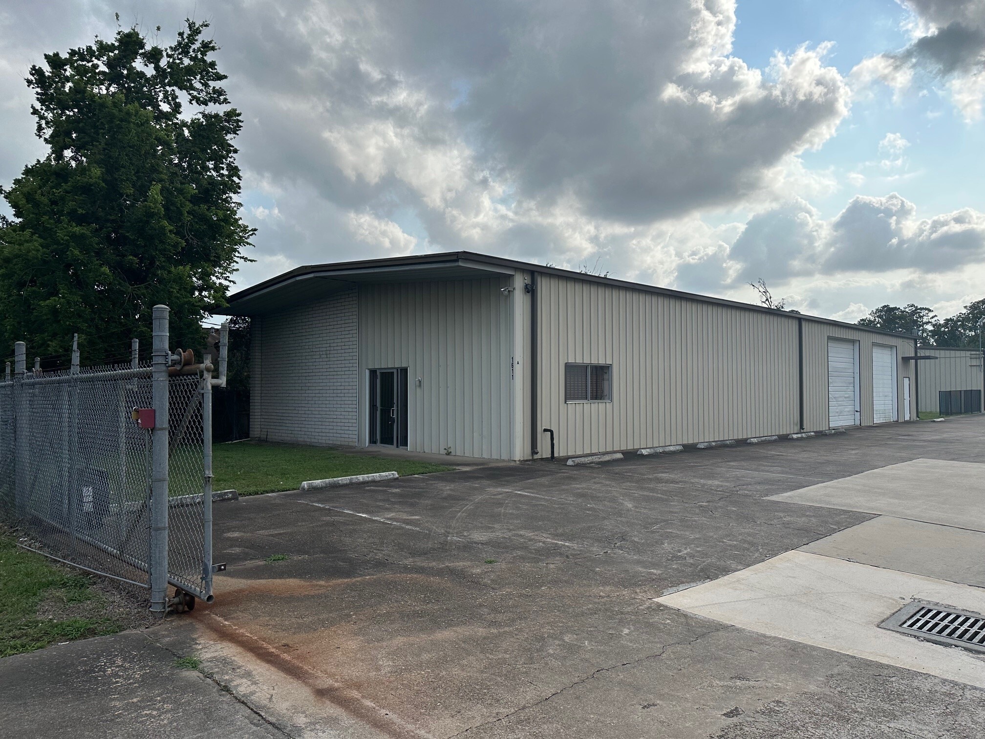 1611 Elmview Dr, Houston, TX for lease Building Photo- Image 1 of 20