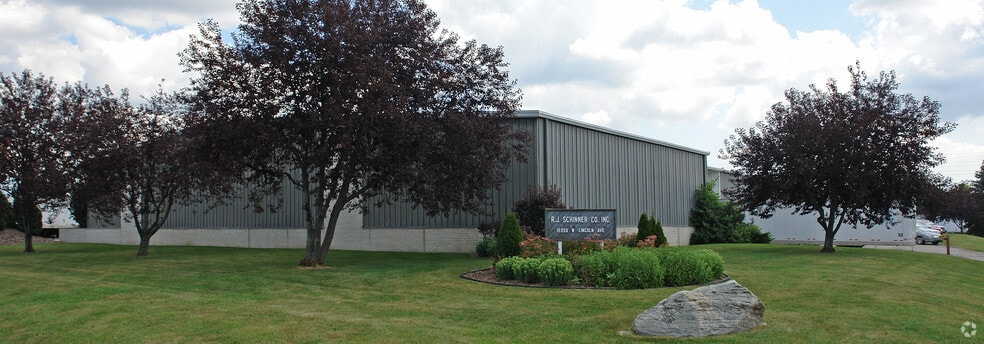 16950 W Lincoln Ave, New Berlin, WI for lease - Primary Photo - Image 2 of 6