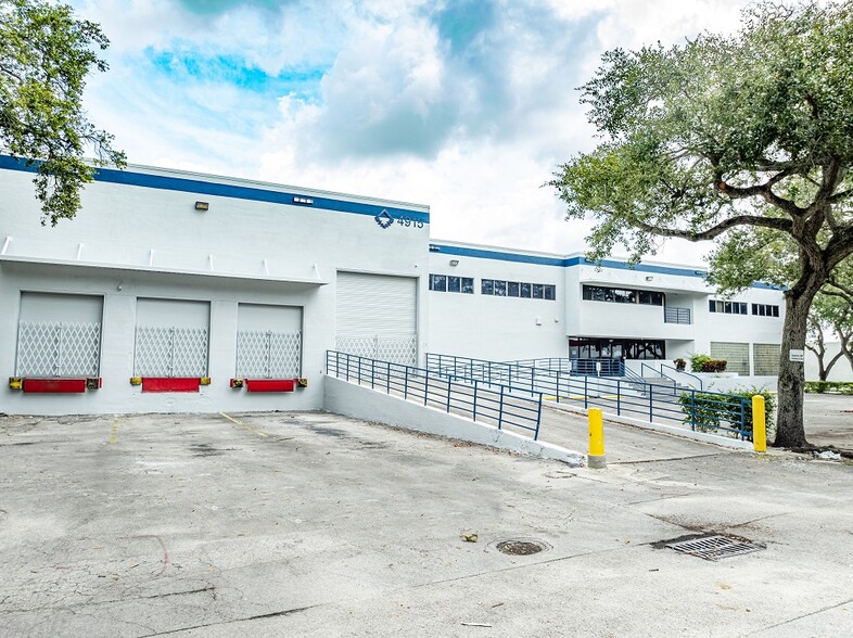 4915 NW 159th St, Miami Lakes, FL for lease - Building Photo - Image 1 of 41