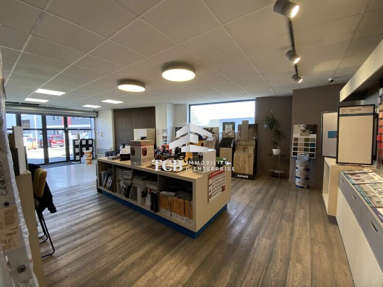 Retail in Bournezeau for lease - Interior Photo - Image 3 of 7