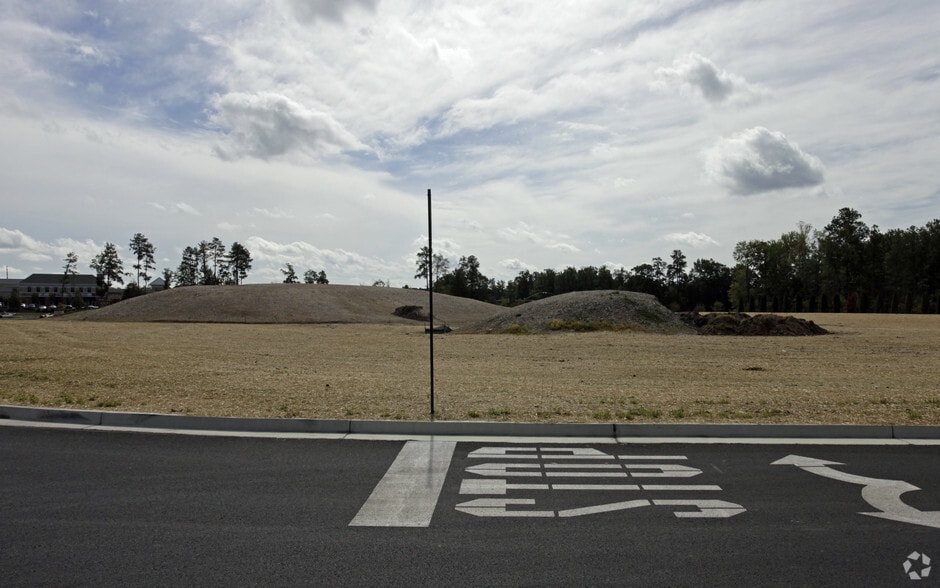 11801 W Broad St, Richmond, VA for lease - Building Photo - Image 2 of 5