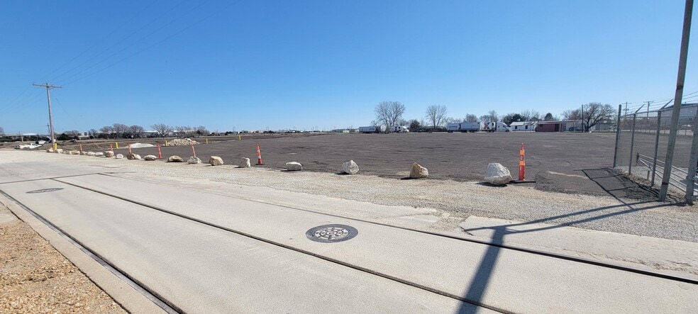 925 SW University Blvd, Topeka, KS for lease - Building Photo - Image 1 of 1