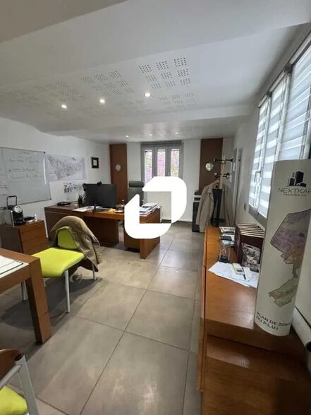 Office in Bobigny for lease - Building Photo - Image 2 of 8