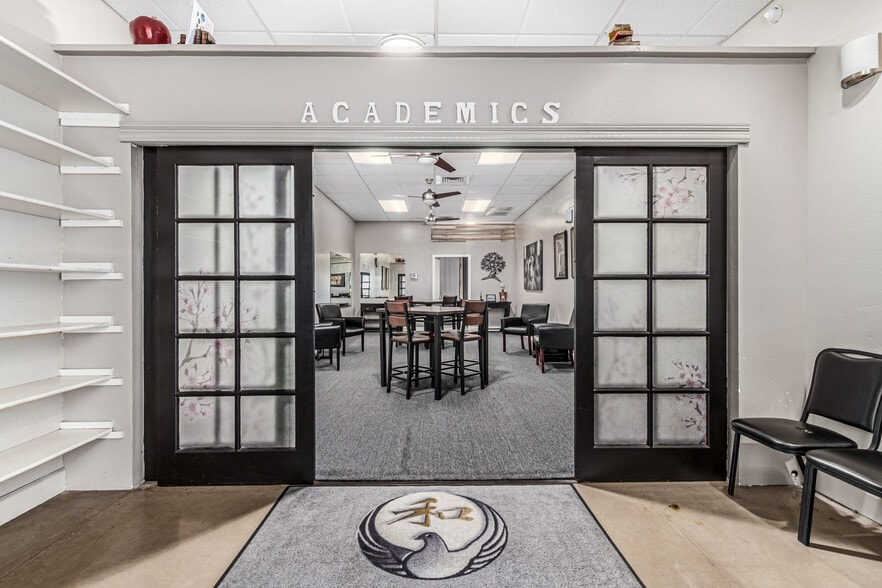 3173 E Chandler Blvd, Phoenix, AZ for sale - Interior Photo - Image 3 of 45