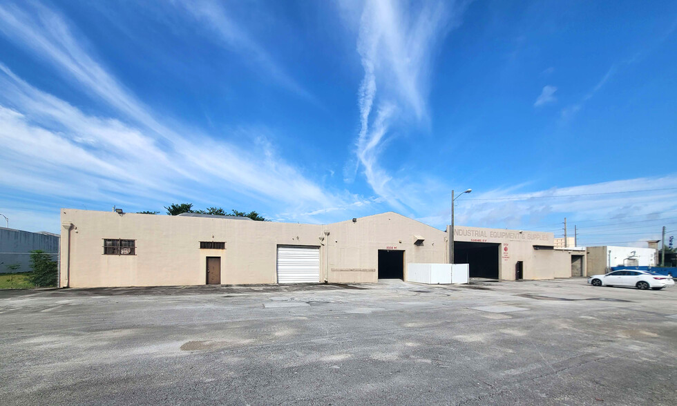 2065 NW 7th Ave, Miami, FL for lease - Building Photo - Image 2 of 2