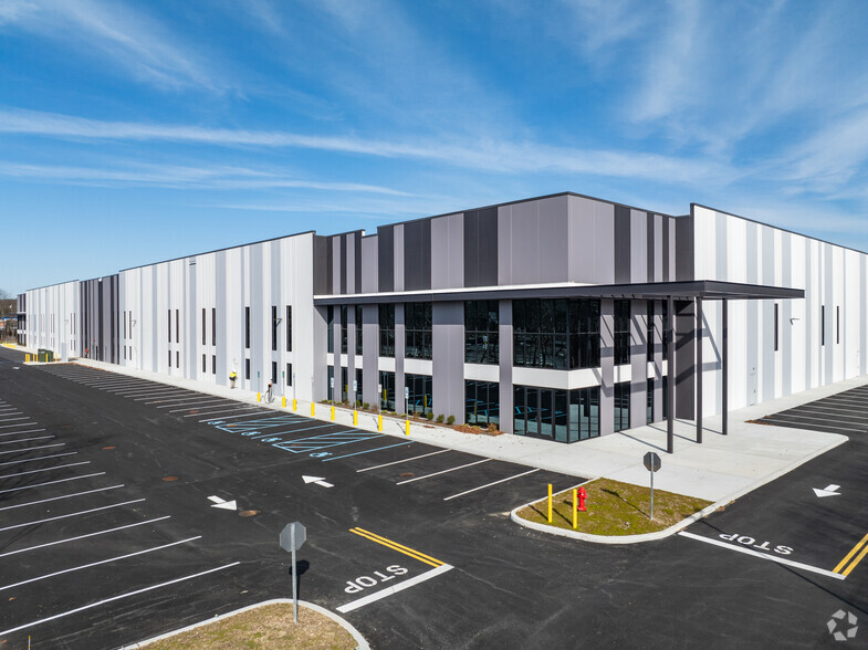 Old Nichols Commerce Ctr, Islandia, NY for lease - Building Photo - Image 1 of 18