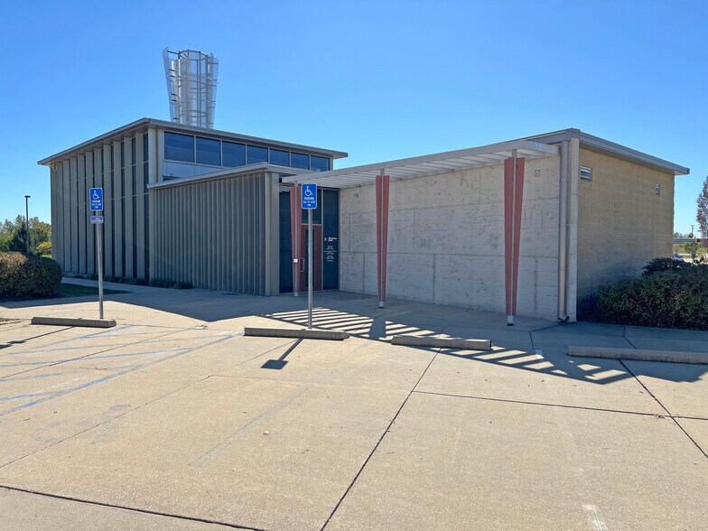 1000 Kennesaw Ridge Rd, Columbia, MO 65202 Former Bank Property for