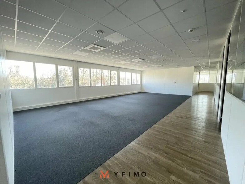 Office in Aubergenville for lease - Interior Photo - Image 3 of 6