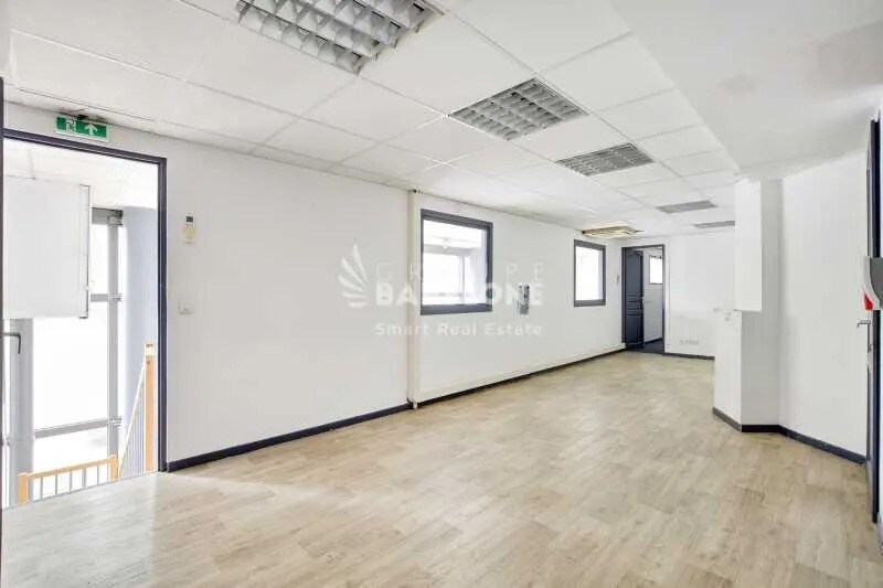 Retail in Paris for lease - Interior Photo - Image 3 of 7