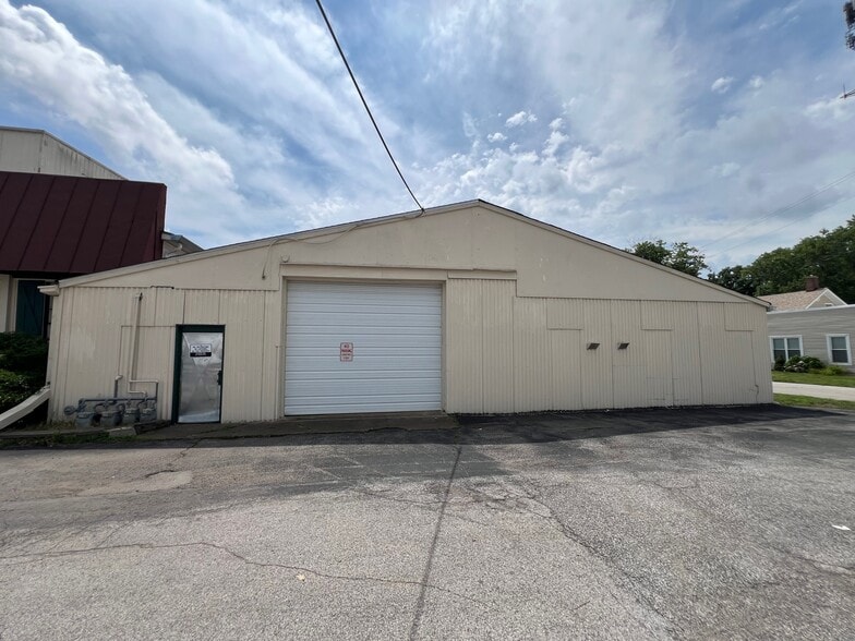 120-136 Iowa Ave, Belleville, IL for lease - Building Photo - Image 3 of 3