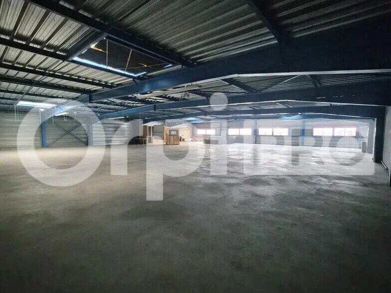 Flex in Reims for lease - Interior Photo - Image 3 of 12