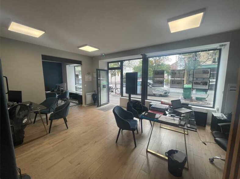 Retail in Paris for lease - Interior Photo - Image 1 of 8