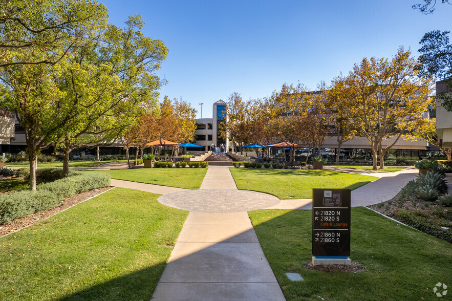 21820 Burbank Blvd, Woodland Hills, CA for lease - Building Photo - Image 1 of 7