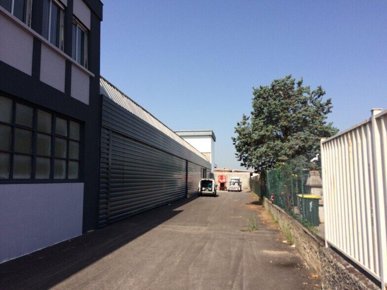 Flex in Décines-Charpieu for lease - Building Photo - Image 3 of 4