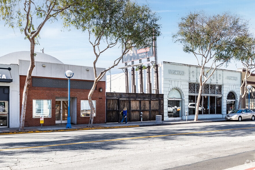 7624-7626 Santa Monica Blvd, West Hollywood, CA for lease - Building Photo - Image 3 of 12