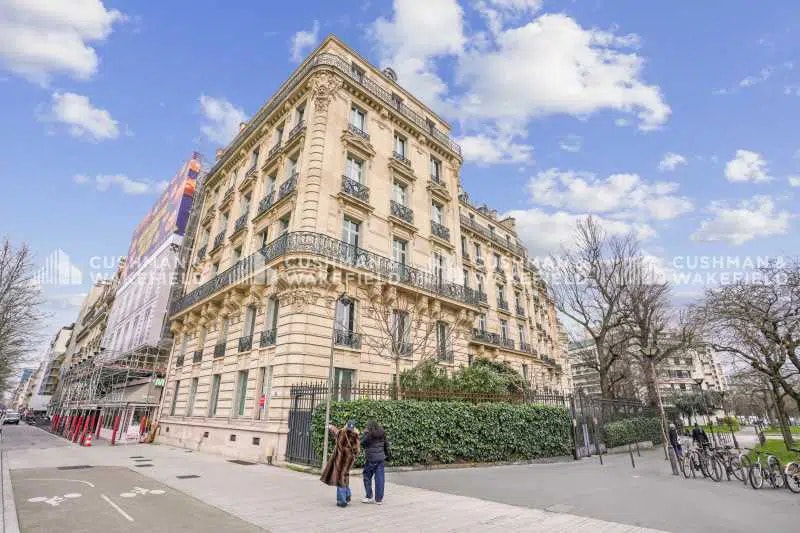 Office in Neuilly-sur-Seine for lease Building Photo- Image 1 of 7