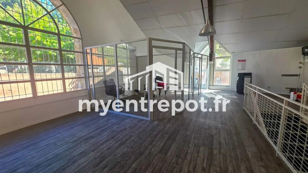 Flex in Marseille for lease - Building Photo - Image 3 of 8