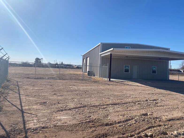 852 W 31st St, Monahans, TX for lease - Building Photo - Image 3 of 9