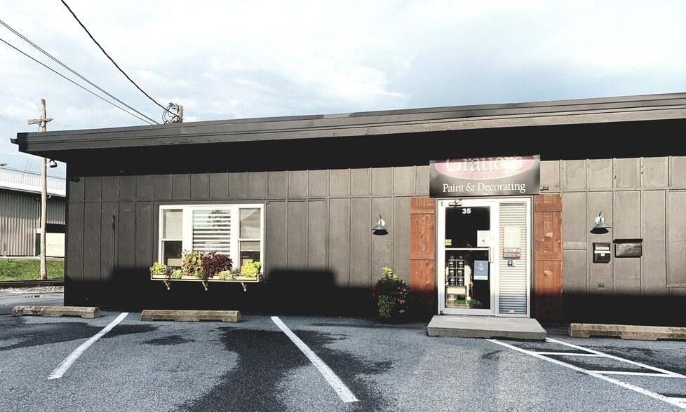 35 N Cedar St, Lititz, PA for sale - Building Photo - Image 1 of 1