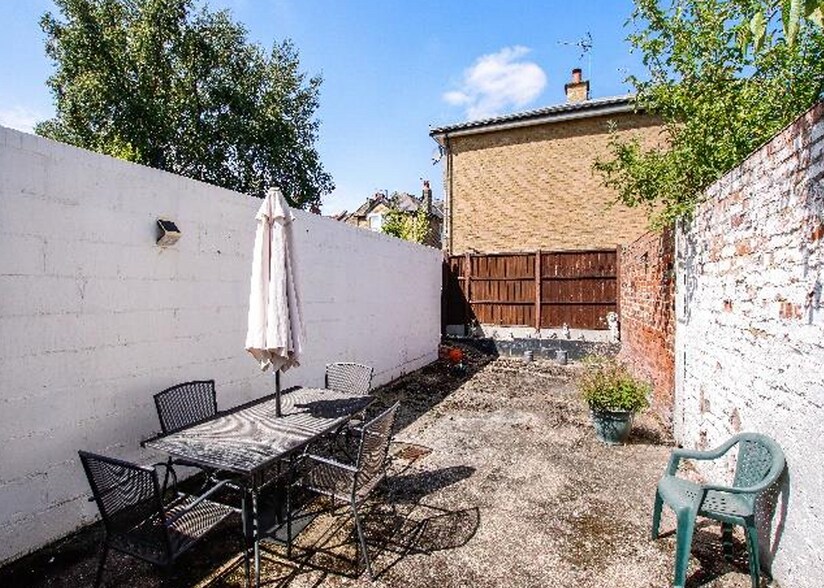 122c Chase Side, Enfield, EN2 0QN Retail for Sale