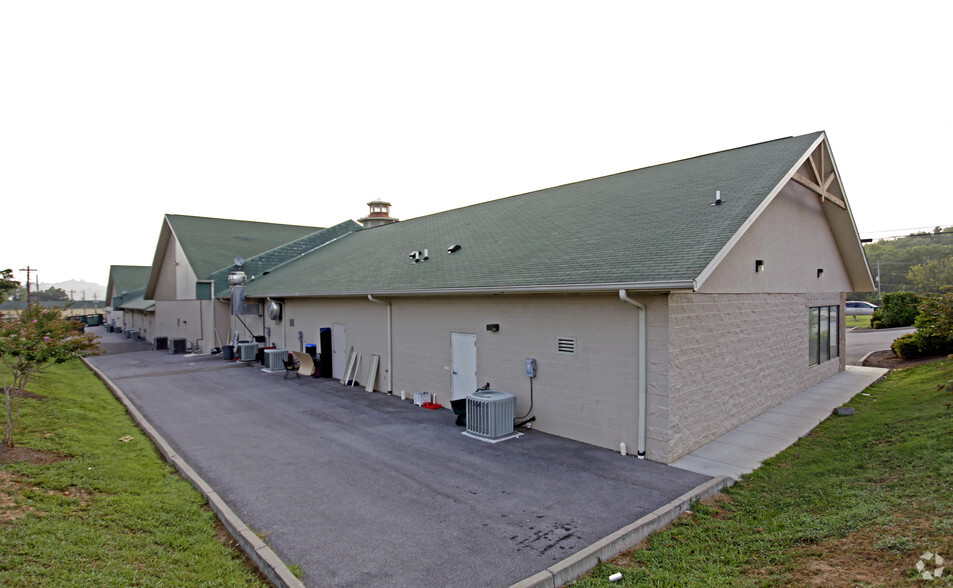 725 Parkway, Sevierville, TN for lease - Building Photo - Image 3 of 8