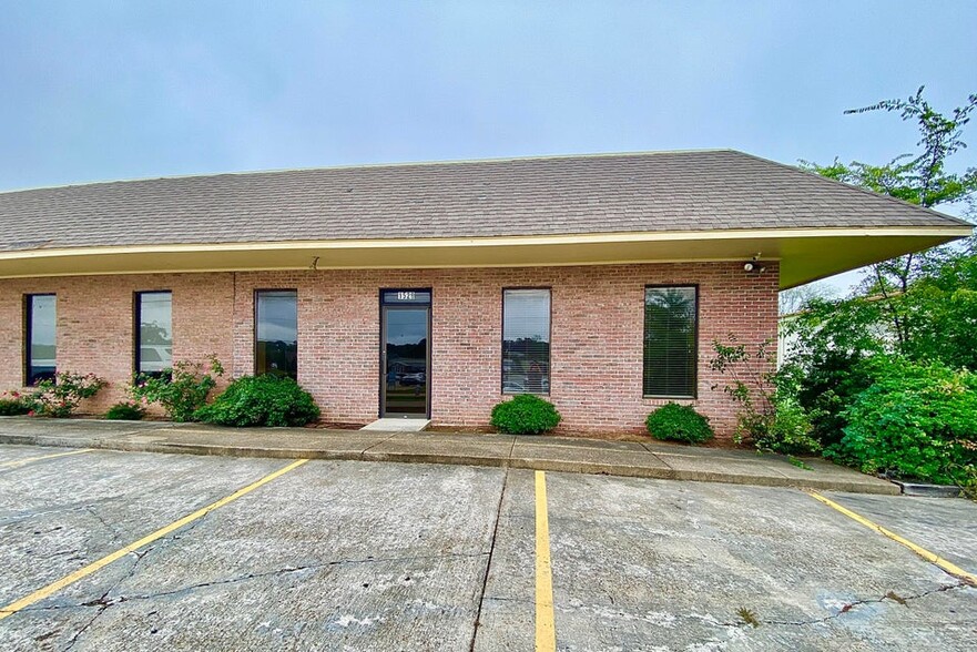 1523-1529 Cliff Gookin Blvd, Tupelo, MS for lease - Building Photo - Image 1 of 13