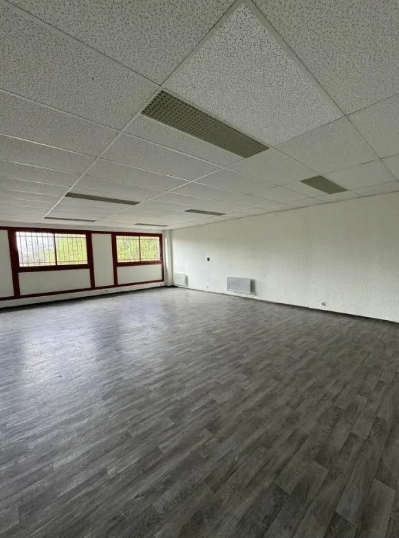 22 Ter Rue Des Malines, Lisses for lease Interior Photo- Image 1 of 5